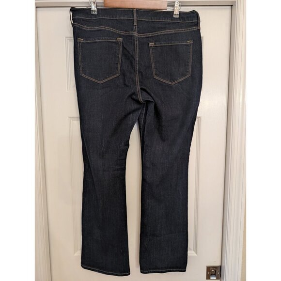 OLD NAVY Bootcut Curvy Mid-Rise Jeans - Picture 5 of 9